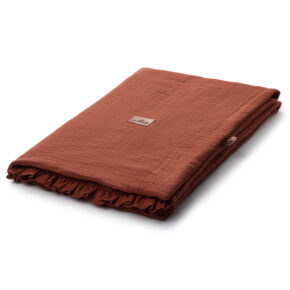 Kocyk do łóżeczka muślinowy z falbanką ceglasty